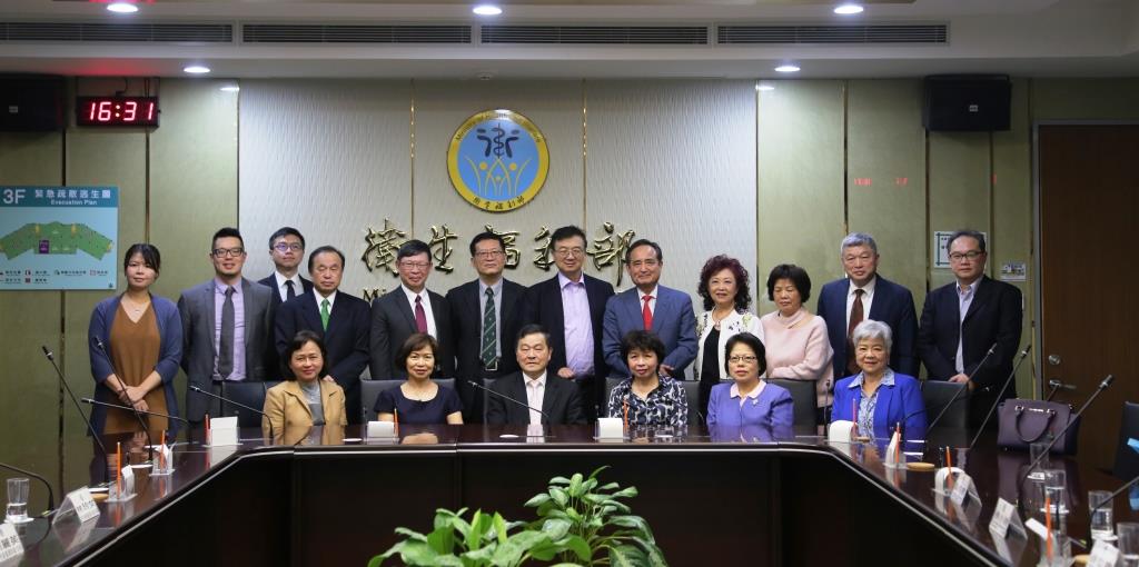 3月27日北美台灣商會聯合總會一行17人來部拜會劉技監麗玲，就食安等議題進行討論，由食藥署陪同。