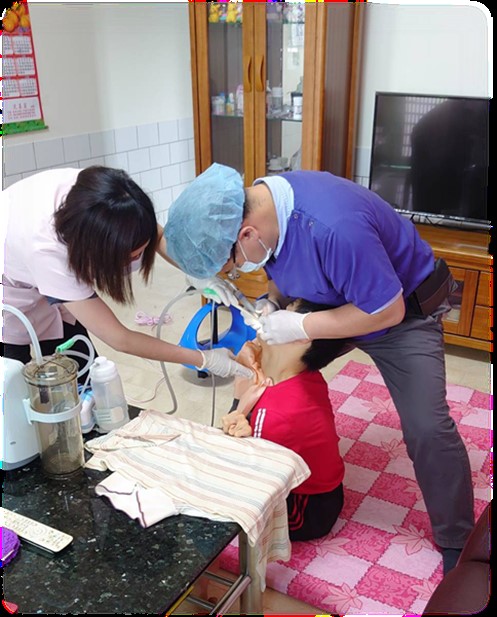 王俊凱醫師居家牙醫診療情形 (照片健保署提供，經家屬同意刊登)